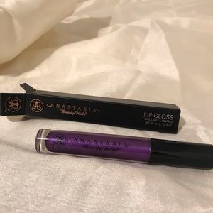 FREE SHIPPING ON MAKEUP BUNDLES